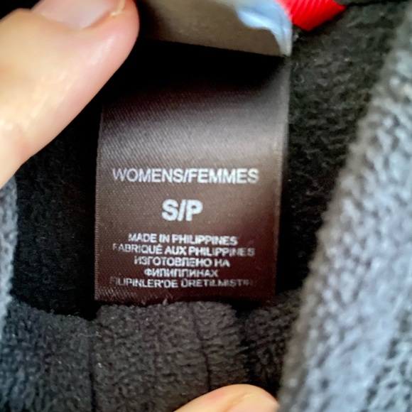 The North Face Women’s Black Pullover Fleece - Picture 4 of 6